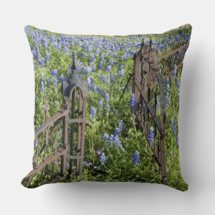 Cojín Decorativo Bluebonnets y la puerta del cementerio circundante