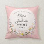 Cojín Decorativo Boda Aniversario regalo moda rubor floral rosa<br><div class="desc">Esta almohada de moda monogramada con chorro de color rosa y floral es el regalo perfecto para la novia y el novio.</div>