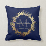 Cojín Decorativo Boda azul de la marina de Monograma Dorado Keepsak<br><div class="desc">Aquí hay un elegante y moderno regalo de boda para la novia y el novio. Este diseño presenta el nombre inicial del monograma de la pareja junto con su nombre y fecha de boda en un fondo azul marino. Todo esto rodeado por una hermosa y caprichosa flor de vegetación hecha...</div>