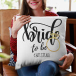 Cojín Decorativo Boda Bachelorette Bridal Shower<br><div class="desc">Con esta novia para ser regalo,  puedes conmemorar el compromiso de tu amiga más cercana,  hermana o boda de tu hija. Esto es apropiado para un compromiso,  una ducha de novia o una fiesta de soltera. Añada su nombre para hacer un regalo de mantenimiento único e inolvidable.</div>