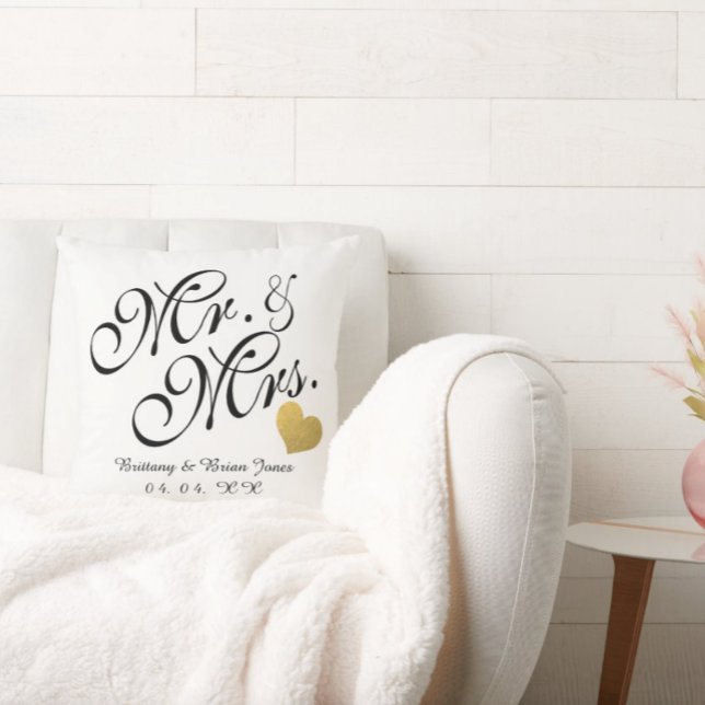 Cojín Decorativo Boda Black Script Gold Heart Name Mr. y Mrs. (Subido por el creador)