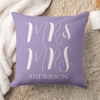 Cojín Decorativo Boda con guión moderno de Sr y Sra en morado 