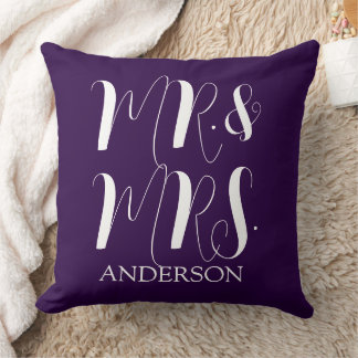 Cojín Decorativo Boda con guión moderno de Sr y Sra en morado