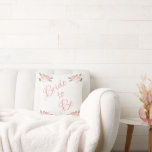 Cojín Decorativo Boda de acuarela de escritura floral rosa de novia<br><div class="desc">Una bella almohada de Novia para ser para tu casa. Un gran regalo de ducha. El regalo de felicitaciones sería una maravillosa sorpresa para la Novia.</div>