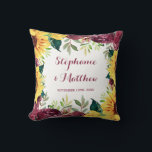 Cojín Decorativo Boda de borde floral de girasoles de color acuátic<br><div class="desc">Esta almohada cuenta con girasoles acuáticos, rosas de Borgoña y follaje de hojas verdes. Personalízalo con nombres y fecha. Esta almohada forma parte de una colección que incluye artículos de papelería y regalos a juego para los bodas. Visite nuestra tienda o nuestras páginas de colección para ver toda la gama...</div>