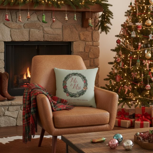 Cojín Decorativo Boda de Campo en Navidad Sr. y Sra. Christmas (Country Sage Green Mr & Mrs Christmas Pillow. Pine Wreath with Vintage Ornaments, Cowboy Hat, Boots)