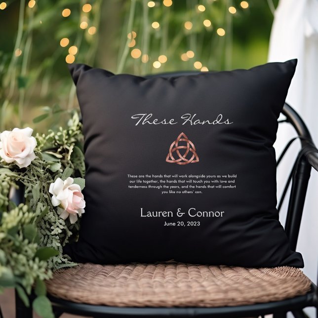 Cojín Decorativo Boda de Ceremonia de Pronóstico de Pronóstico de C (These Hands Celtic Knot Handfasting Ceremony Wedding Pillow)