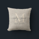 Cojín Decorativo Boda de escritura de Beige Linen Ivory Monogram Ke<br><div class="desc">Elegante almohada con efecto de lino trenzado beige de aguacate de boda con texto en caligrafía de escritura manuscrita de moda no negra y tipografía moderna y elegante. Simplemente agregue sus nombres, monograma y fecha de boda. Gran regalo de lujo para la pareja recién casada. Diseñado exclusivamente para usted por...</div>