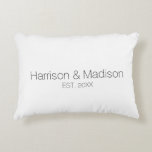 Cojín Decorativo Boda de fecha de nombre de pareja blanca negra per<br><div class="desc">La pareja blanca y negra personalizada da nombre al Boda Accent Pillow. Diseño elegante,  clásico y minimalista.</div>