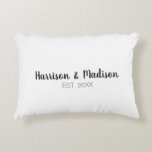Cojín Decorativo Boda de fechas de nombres de pareja de guiones per<br><div class="desc">La pareja de guion blanco y negro personalizada da nombre al Boda Accent Pillow. Diseño elegante,  clásico y minimalista.</div>