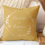 Cojín Decorativo Boda de guiones personales botánicos Nombres amari<br><div class="desc">Monograma de flor dorado y polvo Cojín decorativo de caligrafía de fecha Boda y nombres personalizados</div>