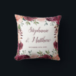 Cojín Decorativo Boda de la caída floral de Rubor en Borgoña<br><div class="desc">Esta almohada presenta rosas color agua rosa y burdeos con hojas verdes y follaje. Personalízalo con nombres y fecha. Esta almohada forma parte de una colección que incluye artículos de papelería y regalos a juego para los bodas. Visite nuestra tienda o vea nuestras páginas de colección para ver toda la...</div>