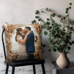 Cojín Decorativo Boda de la pareja recién casada Keepsake<br><div class="desc">Una moderna y romántica foto de boda que conserva la almohada con sus nombres y fecha de boda. Sencillo boda minimalista memento,  con un exuberante fondo de boho. Añade tu propia foto creativa y fondo. No hay nada como ese primer beso después de ser pronunciado hombre y mujer.</div>