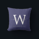 Cojín Decorativo Boda de Monograma Blanco Azul de la Marina de moda<br><div class="desc">Elegante almohada de mantenimiento de boda con tu texto en caligrafía de escritura de moda escrita a mano gris sobre un fondo azul marino. Simplemente agregue sus nombres, monograma y fecha de boda. Un gran regalo para una pareja recién casada. Diseñado exclusivamente para usted por Happy Dolphin Studio. Si necesita...</div>