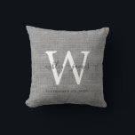 Cojín Decorativo Boda de Monograma Blanco de Lino Gris Keepsake<br><div class="desc">Elegante almohada de efecto de lino trenzado grisáceo con el texto en caligrafía de escritura manuscrita de moda gris oscuro. Simplemente agregue sus nombres, monograma y fecha de boda. Un gran regalo para una pareja recién casada. Diseñado exclusivamente para usted por Happy Dolphin Studio. Si necesita ayuda o productos coincidentes,...</div>