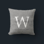 Cojín Decorativo Boda de Monograma Blanco de Lino Gris Keepsake<br><div class="desc">Elegante almohada de efecto de lino trenzado grisáceo con el texto en caligrafía de escritura manuscrita de moda gris oscuro. Simplemente agregue sus nombres, monograma y fecha de boda. Un gran regalo para una pareja recién casada. Diseñado exclusivamente para usted por Happy Dolphin Studio. Si necesita ayuda o productos coincidentes,...</div>