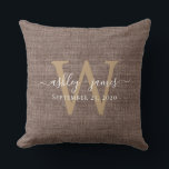 Cojín Decorativo Boda de Monograma de Café Linen Keepsake<br><div class="desc">Mostrador rústico y moderno de boda mantener el café tejido de lino con su texto en moda blanca caligrafía manuscrita y su monograma en tipografía dorada y elegante. Simplemente agregue sus nombres, monograma y fecha de boda. Un gran regalo para una pareja recién casada. Diseñado exclusivamente para usted por Happy...</div>