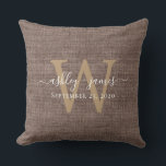 Cojín Decorativo Boda de Monograma de Café Linen Keepsake<br><div class="desc">Mostrador rústico y moderno de boda mantener el café tejido de lino con su texto en moda blanca caligrafía manuscrita y su monograma en tipografía dorada y elegante. Simplemente agregue sus nombres, monograma y fecha de boda. Un gran regalo para una pareja recién casada. Diseñado exclusivamente para usted por Happy...</div>