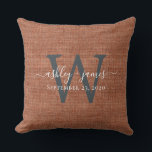 Cojín Decorativo Boda de Monograma TerraCotta Linen Keepsake<br><div class="desc">Mostrador rústico y moderno boda mantener la almohada de efecto trenzado de terracota con su texto en moda blanca caligrafía manuscrita de escritura y su monograma en tipografía elegante de color negro. Simplemente agregue sus nombres, monograma y fecha de boda. Un gran regalo para una pareja recién casada. Diseñado exclusivamente...</div>