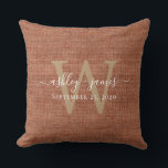 Cojín Decorativo Boda de Monograma TerraCotta Linen Keepsake<br><div class="desc">Rústico y moderno boda mantener la almohada trenzada de tela terracota efecto almohada con tu texto en moda blanca caligrafía manuscrita de escritura y tu monograma en tipografía dorada y elegante. Simplemente agregue sus nombres, monograma y fecha de boda. Un gran regalo para una pareja recién casada. Diseñado exclusivamente para...</div>