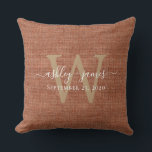 Cojín Decorativo Boda de Monograma TerraCotta Linen Keepsake<br><div class="desc">Rústico y moderno boda mantener la almohada trenzada de tela terracota efecto almohada con tu texto en moda blanca caligrafía manuscrita de escritura y tu monograma en tipografía dorada y elegante. Simplemente agregue sus nombres, monograma y fecha de boda. Un gran regalo para una pareja recién casada. Diseñado exclusivamente para...</div>