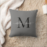 Cojín Decorativo Boda de nombres de monogramas personalizados<br><div class="desc">Moda monogramada almohada keepsake con sus nombres y monograma en blanco y elegante caligrafía manuscrita manuscrita y tipografía moderna negra en un fondo gris oscuro. Simplemente agregue sus nombres y monograma. Diseñado exclusivamente para usted por Happy Dolphin Studio. Si necesita ayuda o productos coincidentes, por favor contáctenos a través de...</div>