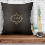 Cojín Decorativo Boda de oro filigrí fino ID871<br><div class="desc">Delicados cuadros, bordes y adornos de fibra, texturados en un falso Relieve metalizado dorado, decoran las piezas de esta elegante suite nupcial. Esta sencilla pero elegante almohada de lanzamiento incluye un marco de desplazamiento para mantener las iniciales y la fecha de boda. Elija cualquier color de fondo o deje el...</div>