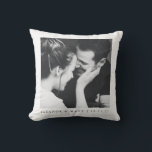 Cojín Decorativo Boda de pareja foto personalizada minimalista negr<br><div class="desc">Almohada decorativa de boda de pareja foto personalizada minimalista negro blanco</div>