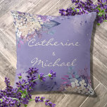 Cojín Decorativo Boda de primavera floral de color de agua de lavan<br><div class="desc">Los diseños florales de acuarela se han vuelto cada vez más populares en el mundo de los bodas. Este diseño presenta trazos suaves y delicados de acuarela de color blanco y lavanda que evocan un sentimiento de romanticismo y elegancia. La combinación de colores pastel y vivos le da a esta...</div>