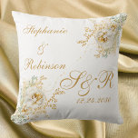 Cojín Decorativo Boda del logotipo del monograma floral dorado<br><div class="desc">Boda del logotipo del monograma floral de invierno dorado lanzar almohada. Gran regalo para recién casados. Fácil de personalizar,  nombres de novios,  iniciales y fecha de boda. ¡Descúbrelos! Parte de una colección coincidente. Vea la colección completa aquí: https://www.zazzle.com/collections/elegant_gold_floral_monogram_collection-119594808970991342 Póngase en contacto con el diseñador para obtener productos coincidentes.</div>