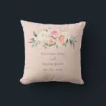 Cojín Decorativo Boda elegante de color de agua floral rosa de Rubo<br><div class="desc">Elegante y suave rubor con flores rosadas y de melocotón. Tan moda y sofisticada. Un conservador de bodas tan elegante. Añade tus nombres, fecha boda para hacer esta almohada extra especial. Me ha gustado crear este diseño para ti. Un diseño tan bonito y romántico con colores suaves. Zazzle garantiza un...</div>