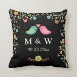 Cojín Decorativo Boda elegante Monograma Aves de amor floral Pareja<br><div class="desc">Novia y Groom Monogramas Oscuro Floral Aves de Amor Pareja Boda - Un diseño Boda perfecto para su Gran Día. (1) Todo el estilo de texto, colores, tamaños se pueden modificar para adaptarlo a sus necesidades. (2) Si necesita alguna personalización o papelería coincidente, no dude en ponerse en contacto conmigo....</div>