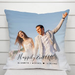 Cojín Decorativo Boda Feliz Nunca Después De La Foto<br><div class="desc">La elegante almohada personalizada de lanzamiento con la foto del día de la boda,  con "Feliz eterno después" en un guión elegante y los nombres de la novia y del novio y la fecha del boda. Un gran regalo para recién casados.</div>