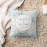 Cojín Decorativo Boda Floral Azul Tulip<br><div class="desc">Este diseño presenta un bonito ilustracion de tulipanes en plena floración, rodeado de delicada vegetación y un suave fondo azul. Ya sea que esté planeando una boda de primavera, una boda en el jardín o simplemente le guste la belleza de los tulipanes, este diseño seguro que encantará e impresionará a...</div>