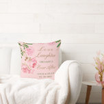 Cojín Decorativo Boda floral personalizada de peonía rosa romántica<br><div class="desc">La almohada personalizada de boda floral de peonía rosa romántica presenta un diseño estético elegante de flores de peonía rosa pintadas con acuarela. ♥Personalízala con tus palabras utilizando los campos de plantilla. ♥ Si deseas cambiar el estilo de fuente, color o ubicación del texto, simplemente haz clic en el botón...</div>