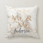 Cojín Decorativo Boda gay de mármol conocido de Sr. y de Sr. Custom<br><div class="desc">Modelo de mármol elegante,  de Sr. y de Sr. moderno White,  escritura,  almohada gay de la boda.
Usted puede personalizarla y añadir su propio texto y nombre.</div>