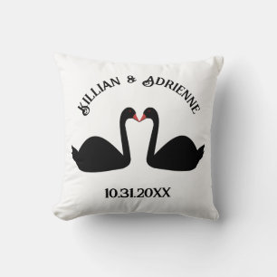 Cojín Decorativo Boda gótico besando a Personalizado de cisnes negr