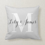 Cojín Decorativo Boda gris blanco monograma personalizado Keepsake<br><div class="desc">Elegante y elegante almohada en forma de monograma gris claro. Esta almohada de moda presenta una escritura gris oscuro con un fondo gris claro y un gran monograma blanco inicial. Puede personalizarlo con sus nombres y monograma iniciales, e incluso cambiar el color del texto y el estilo de fuente mediante...</div>