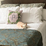 Cojín Decorativo Boda Keepsake de monograma de línea rusa<br><div class="desc">Boda personalizado. Esta elegante almohada rústica de diseño de lino digital presenta un fondo de textura de lino beige con una hermosa vegetación acuática y una corona de algodón que enmarcan el clásico monograma gris oscuro inicial. Los primeros nombres de la pareja se escriben sobre el monograma inicial en un...</div>