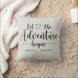 Cojín Decorativo Boda Keepsake de Newlyweds<br><div class="desc">Simple guión "que la aventura comience" cita con corazón,  para personalizar con sus nombres y fecha boda. Un estilo moderno para los recién casados. Citación de guión y nombres de sans serif minimalistas.</div>