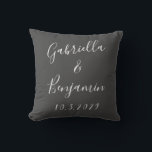 Cojín Decorativo Boda minimalista de caligrafía negra personalizado<br><div class="desc">Cree un toque divertido para su día especial con este moderno diseño minimalista en blanco y negro que incluye una hermosa escritura manuscrita.</div>