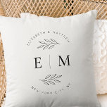 Cojín Decorativo Boda Moda elegante Monograma de Moda simple modern<br><div class="desc">Compuesto por simples marcos rectos con escritura cursiva clásica y tipografía serif. Estos elementos son sencillos,  atemporales y clásicos. Este es el diseño exclusivo de la revista White Paper Birch Co. para Zazzle. Disponible aquí: http://www.zazzle.com/store/whitepaperbirch</div>