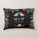 Cojín Decorativo Boda moderno Monograma Aves de amor floral Pareja<br><div class="desc">Novia y Groom Monogramas Oscuro Floral Aves de Amor Pareja Boda - Un diseño Boda perfecto para su Gran Día. (1) Todo el estilo de texto, colores, tamaños se pueden modificar para adaptarlo a sus necesidades. (2) Si necesita alguna personalización o papelería coincidente, no dude en ponerse en contacto conmigo....</div>
