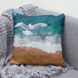 Cojín Decorativo Boda 🌴 💍 nombres de parejas en la costa escritor<br><div class="desc">El diseño de Nautical Boutique Co. con temática playera es la manera perfecta de conmemorar tu día de boda o cualquier ocasión especial. 🌴 💍 Añadir los nombres de los recién casados y la fecha de boda escrita en arena para un toque personalizado. El diseño también incluye una gaviota en...</div>