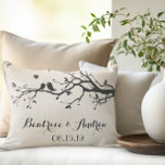 Cojín Decorativo Boda personalizada Fecha aniversario Amarre Aves<br><div class="desc">La encantadora silueta orientada a la sencillez adoran a los pájaros en ramas que brotan Pareja Nombre Boda Fecha Aniversario mantener el diseño de almohada de acento vintage.</div>