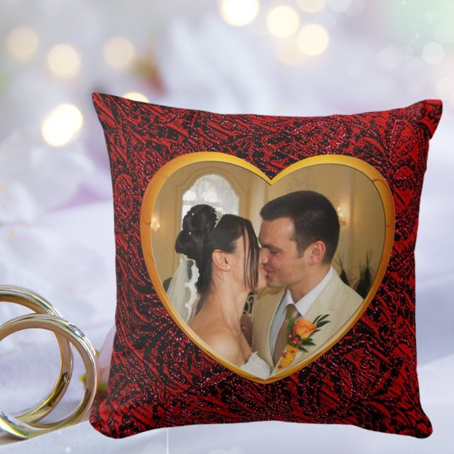 Cojín Decorativo Boda personalizado fotográfico con marco dorado (Personalized Wedding Photo Gold Heart Frame Artsy Throw Pillow)