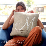 Cojín Decorativo Boda simple y ruidoso de Burlap en color beige<br><div class="desc">Añada un toque de elegancia rústica a su día especial con nuestro sencillo Cojín decorativo de Boda beige-burlap. Diseñada para las parejas que adoran el encanto atemporal de inspiración rústica, esta almohada boda personalizada presenta una suave textura beige-regada con tejidos de alta calidad. El clásico detalle de monograma le permite...</div>