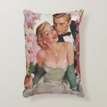 Cojín Decorativo Boda vintage, novia retro y recién casados<br><div class="desc">El amor al ilustracion vintage y el diseño romántico con una novia en el vestido de su boda y el novio en su esmoquin. La feliz pareja recién casada está rodeada de hermosas flores de jardín floridas rosas y blancas.</div>