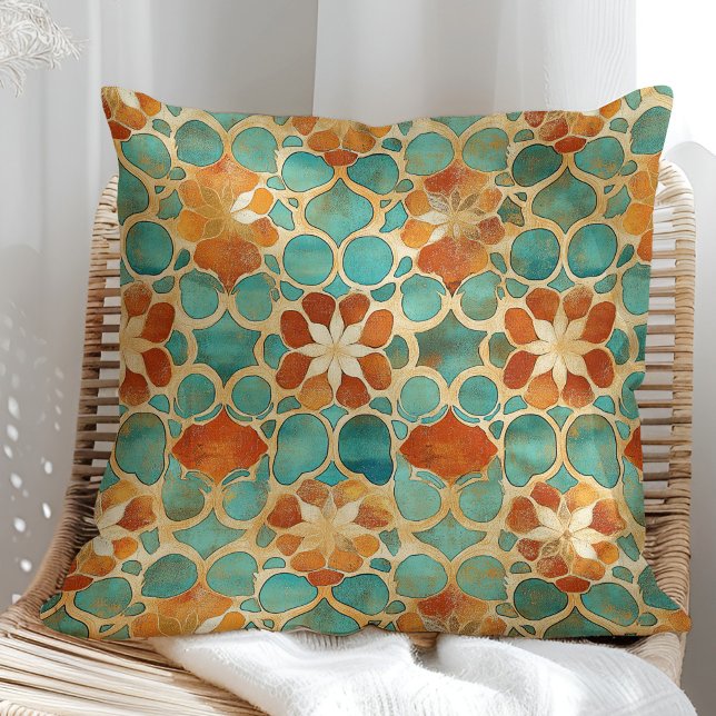 Cojín Decorativo Boho Marroquí Turquesa y Terracotta Floral (Boho Moroccan Turquoise and Terracotta Floral Throw Pillow in a sunny boho rattan armchair.)