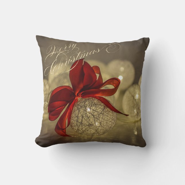 Cojín Decorativo Bolas de Navidad, Lazo Rojo, Luces de Cadena (Anverso)